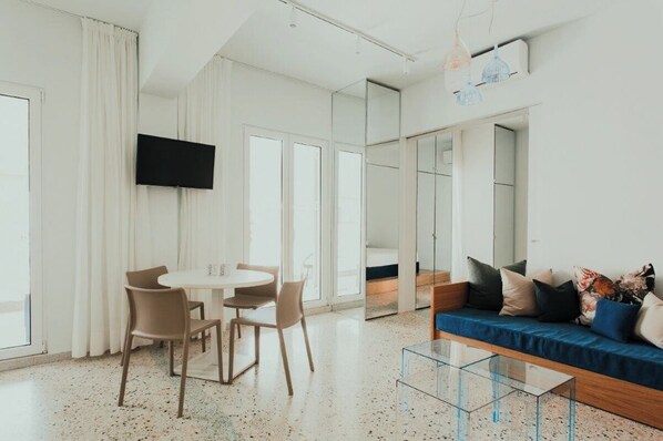 Superior-Suite, Balkon, Stadtblick | 1 Schlafzimmer, Bügeleisen/Bügelbrett, kostenloses WLAN