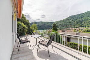 Terrace/patio - Private house with Pool 150m from the Lake. (Caslano)