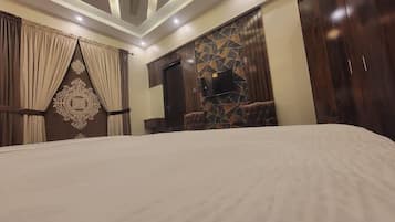 Habitación doble Deluxe, vista a la ciudad | Insonorización, tabla de planchar con plancha y wifi gratis