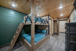 6 quartos, ferros/tábuas de passar roupa, Wi-Fi, roupa de cama
