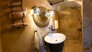 Een douche, handdoeken, toiletpapier