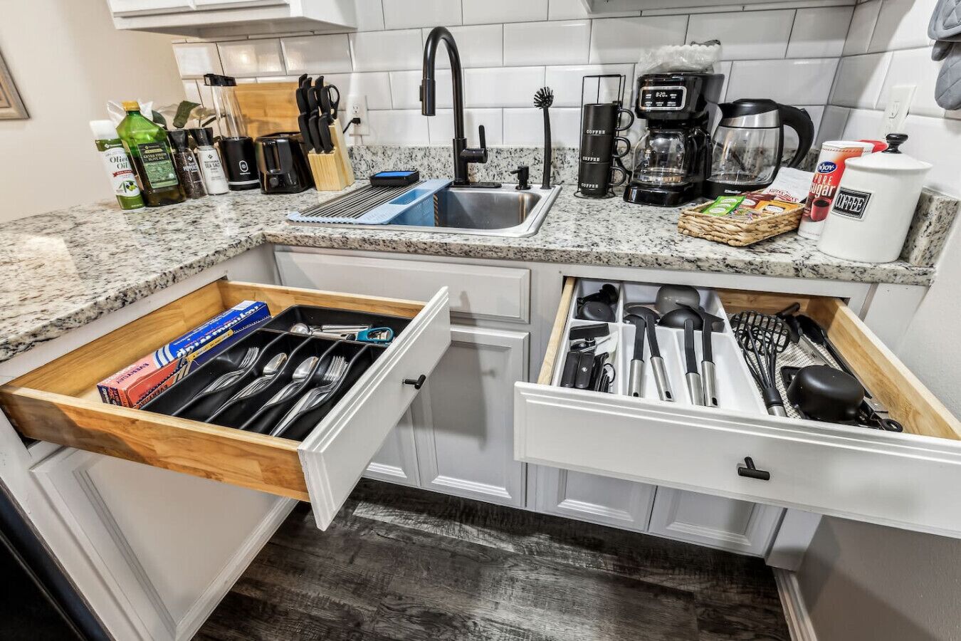 冷蔵庫、電子レンジ、オーブン、コンロ