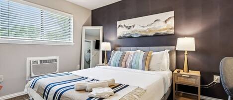 1 Schlafzimmer, Schreibtisch, Bügeleisen/Bügelbrett, Reisekinderbett