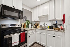 Fridge, microwave, oven, stovetop - Prime 1BD Close to the Action (Arlington)