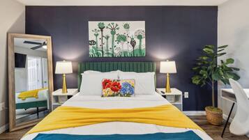 1 habitación, escritorio, tabla de planchar con plancha y cuna de viaje