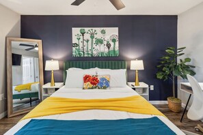 1 habitación, escritorio, tabla de planchar con plancha y cuna de viaje 