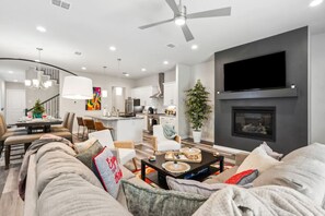 Smart TV, caminetto, libri