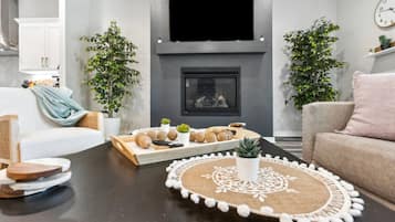 Smart TV, chimenea y libros