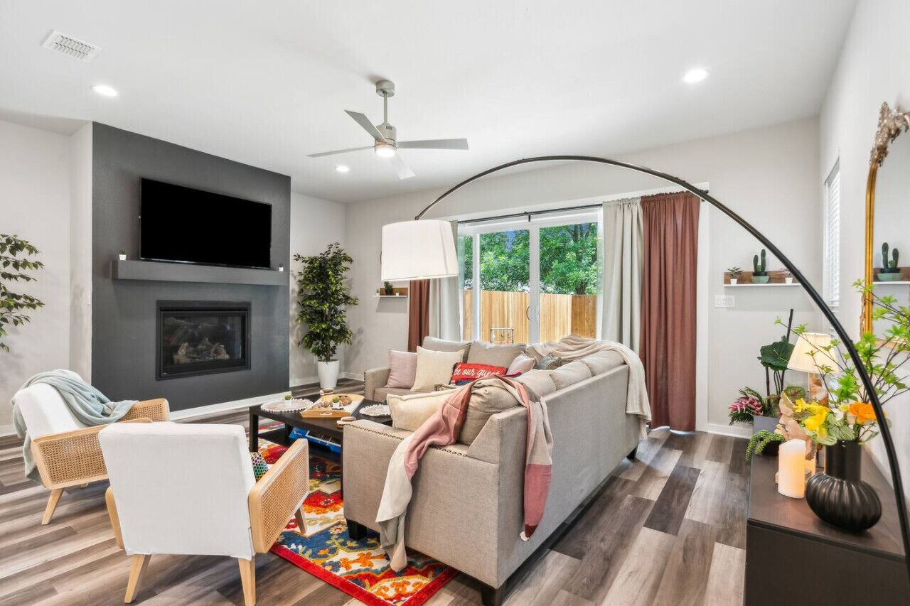 Smart-TV, peis og bøker