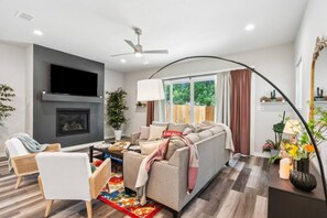 TV connectée, cheminée, livres