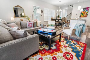 Smart TV, fireplace, books - Joyous 3BDTownhouse:  UltraCool & Spacious! (Fort Worth)