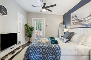 1 habitación, escritorio, tabla de planchar con plancha y cuna de viaje