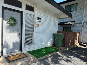 Exterior detail - Joyful 1BD:AT&T Walkable, Charming & Ground-Level! (Arlington)