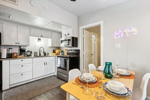 Fridge, microwave, oven, stovetop - Joyful 1BD:AT&T Walkable, Charming & Ground-Level! (Arlington)