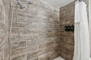 Haartrockner, Handtücher, Seife, Shampoo