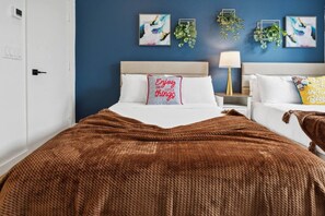 3 habitaciones, escritorio, tabla de planchar con plancha y wifi gratis