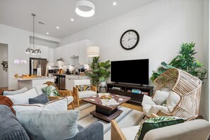 Smart TV, pebolim, livros