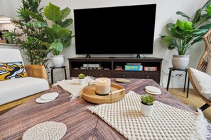 Smart-TV, Tischfußball, Bücher