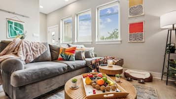 Smart-TV, bøker og kontorer