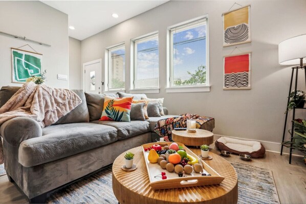 Smart TV, libros, oficina