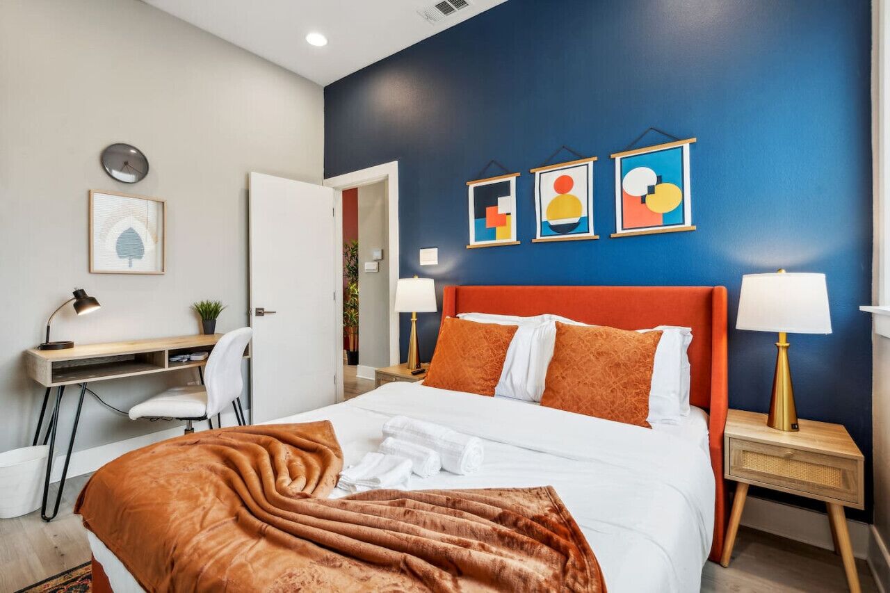 1 soverom, skrivebord, strykejern/-brett og reiseseng for barn