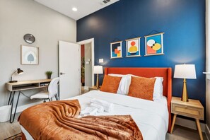 1 habitación, escritorio, tabla de planchar con plancha y cuna de viaje