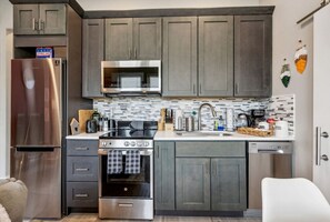 Refrigerador, microondas, horno, placa de cocina