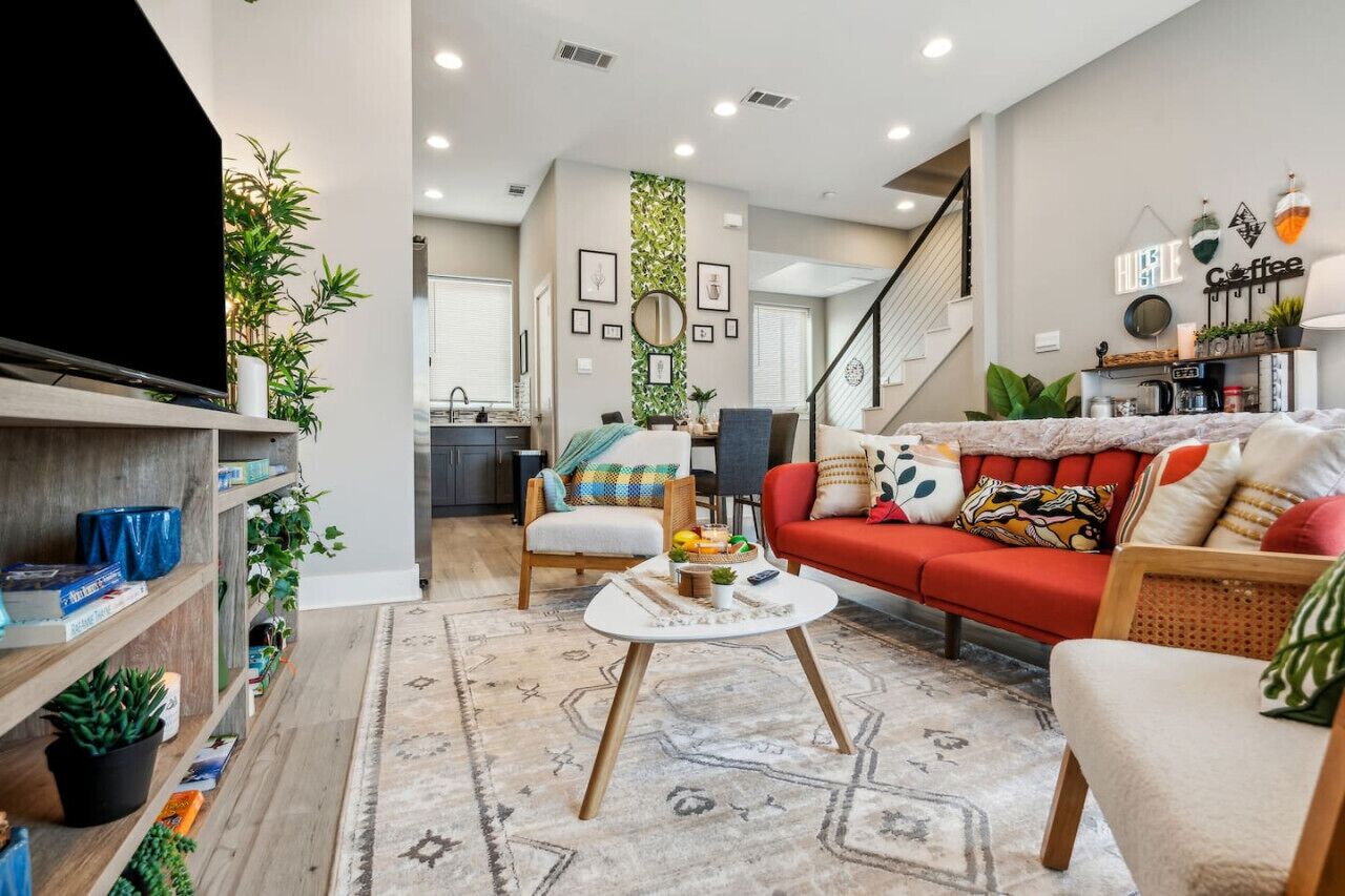 智能电视、桌上足球、书、办公室