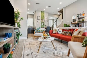 Smart TV, foosball, books, offices - Charming 2BDTownhouse: JOYfull &Magnolia walkable! (Fort Worth)