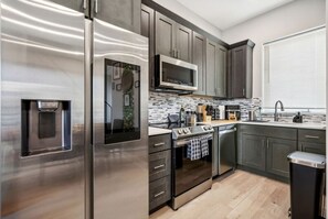 Fridge, microwave, oven, stovetop - Charming 2BDTownhouse: JOYfull &Magnolia walkable! (Fort Worth)