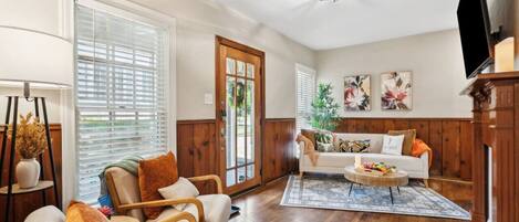 Una Smart TV, libros, una oficina