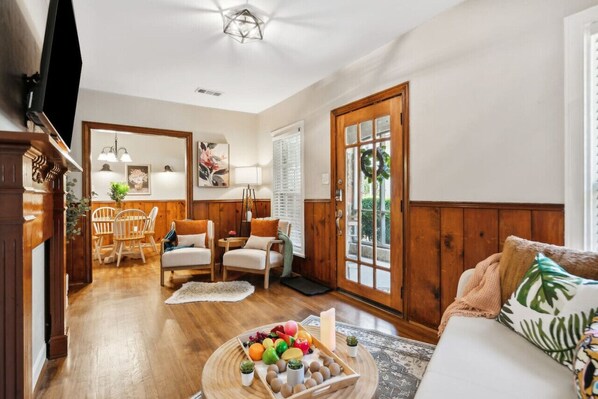 TV connectée, livres, espaces bureaux