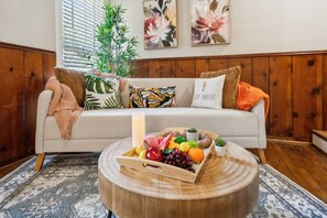 Smart TV, books, offices - This is Your Home Away From Home! Warm & Comfy 2BD (Fort Worth)