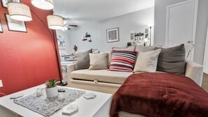 Smart TV, books, offices - Homey 1BD: TCU Walkable, Cozy & FUN-filled! (Fort Worth)