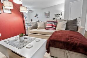 Smart TV, books, offices - Homey 1BD: TCU Walkable, Cozy & FUN-filled! (Fort Worth)