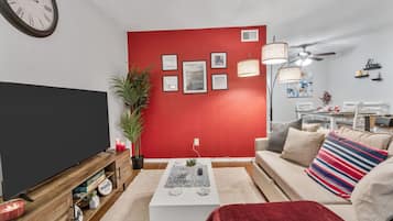 TV connectée, livres, espaces bureaux