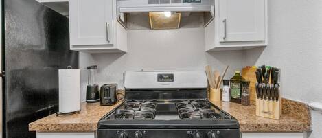 冷蔵庫、電子レンジ、オーブン、コンロ