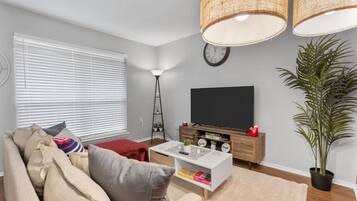 Smart TV, libros y oficina