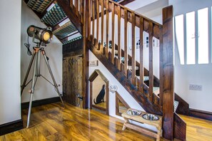 Eine Holztreppe mit Hundehütte und Wassernapf.