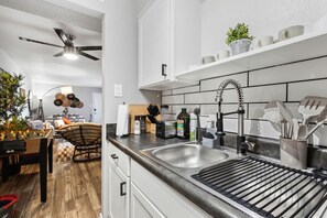 Kjøleskap, mikrobølgeovn, ovn og kokeplater