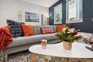 Smart TV, futbolito, libros y oficina 