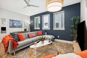 Smart TV, futbolito, libros y oficina 