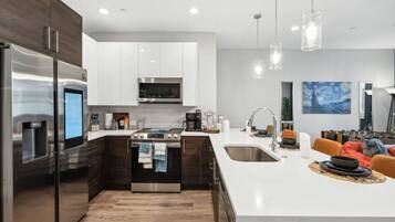 Réfrigérateur, micro-ondes, four, plaque de cuisson