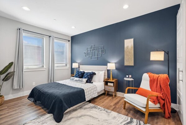 2 habitaciones, escritorio y tabla de planchar con plancha 