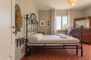 4 Schlafzimmer, Schreibtisch, Bügeleisen/Bügelbrett, WLAN