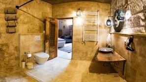Shower, towels, toilet paper - Family Room with Mountain View (Uchisar)
