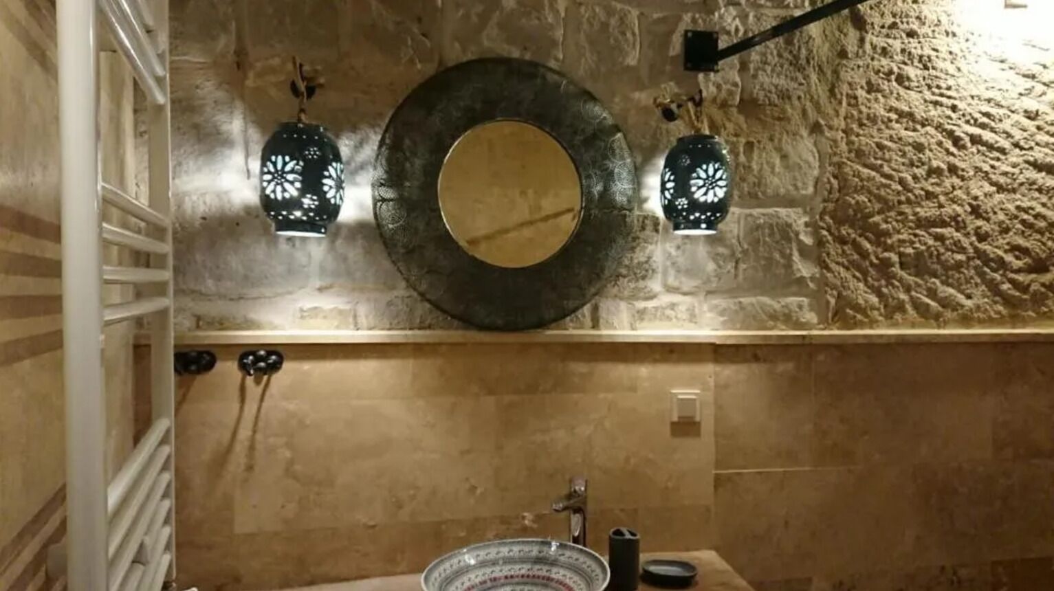Douche, serviettes fournies, papier toilette