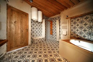 Shower, towels, toilet paper - Suite with Terrace (Uchisar)