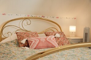 4 bedrooms, iron/ironing board, free WiFi