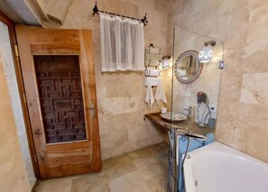 Douche, serviettes fournies, papier toilette